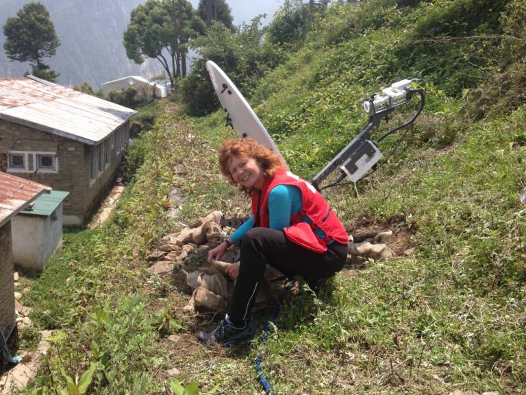 Julie, después de configurar un sistema de comunicaciones satelitales en Nepal.  