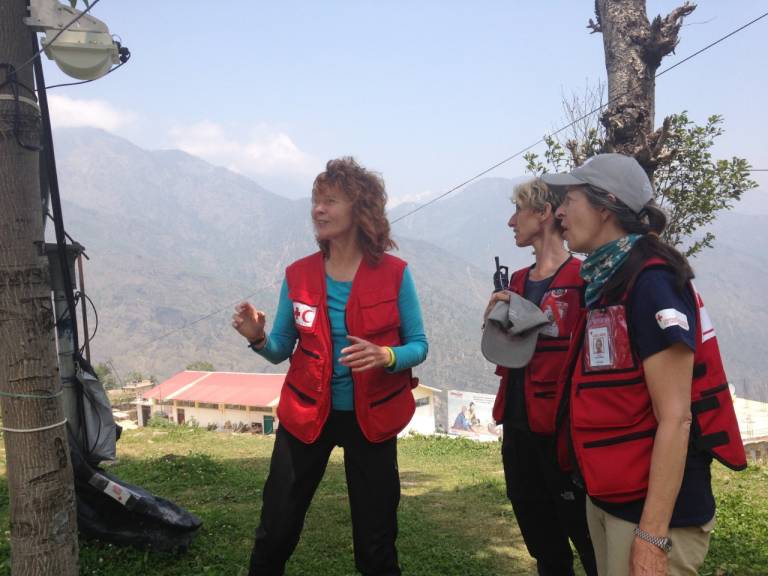 Julie conversando con otros voluntarios de la Cruz Roja Americana durante una operación por desastre en Nepal. 