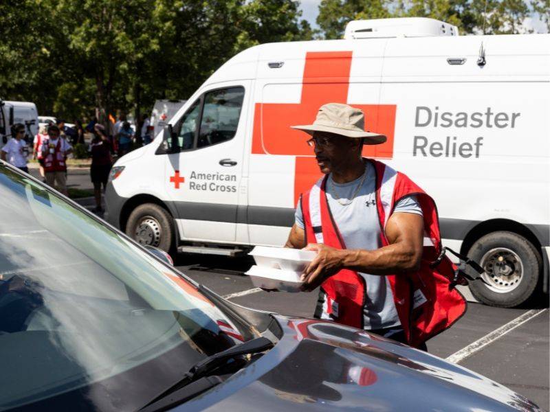 disaster volunteer handing out food