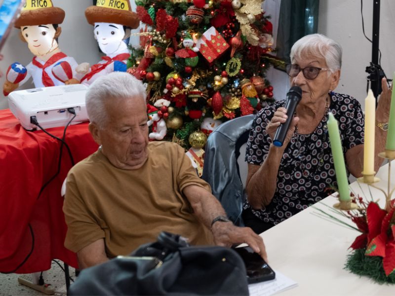 Voluntarios en el centro de personas mayores