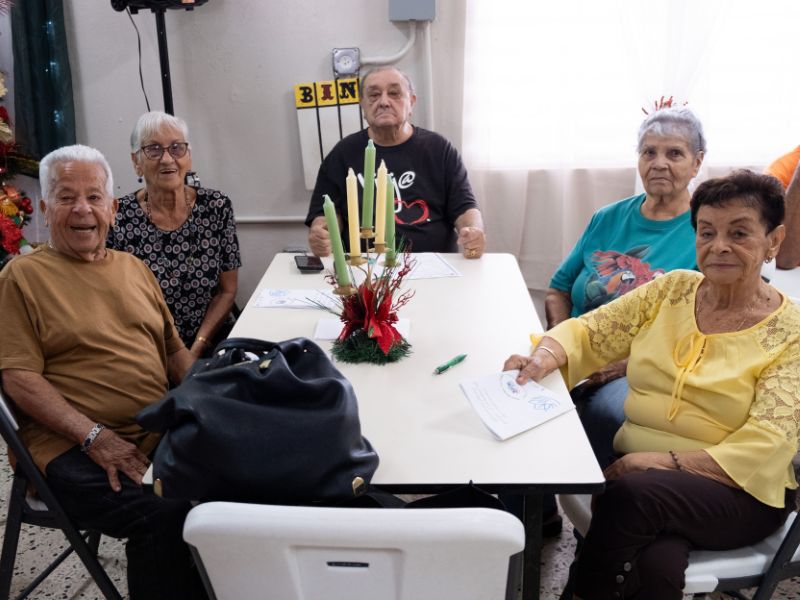 Voluntarios en el centro de personas mayores