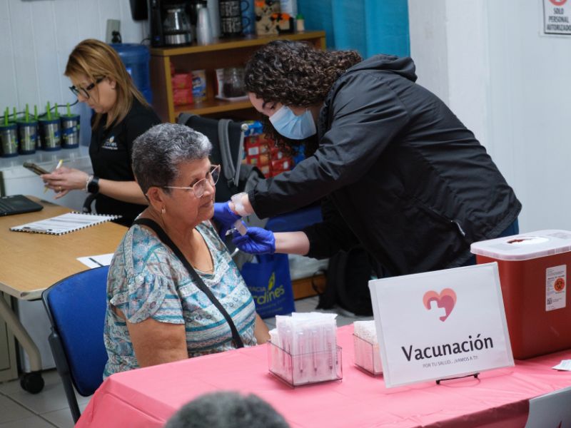  voluntario dando vacuna